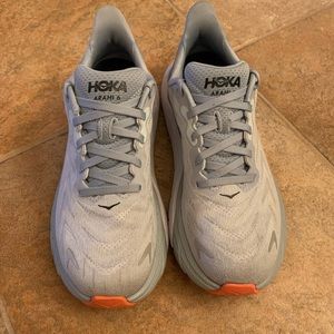 HOKA arahi 6 sneakers